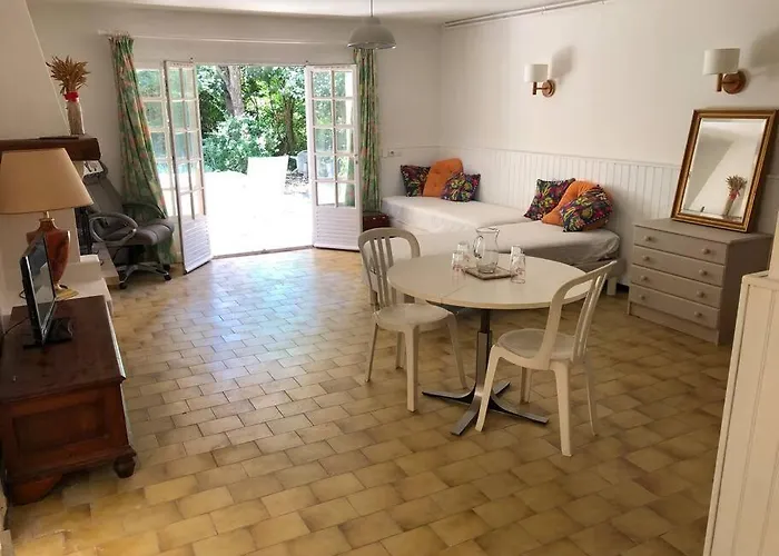 La A 8mn A Pied Сен-Рафаель